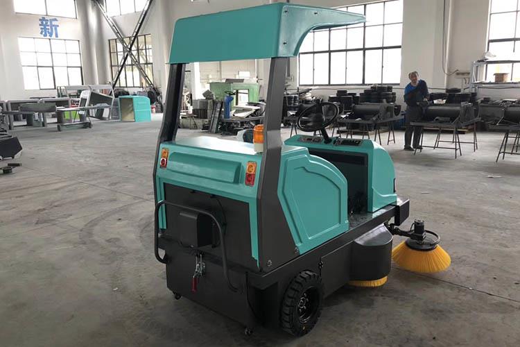 內(nèi)置強(qiáng)力控塵系統(tǒng)，吸塵能力更強(qiáng)，掃地寬度可達(dá)1800mm