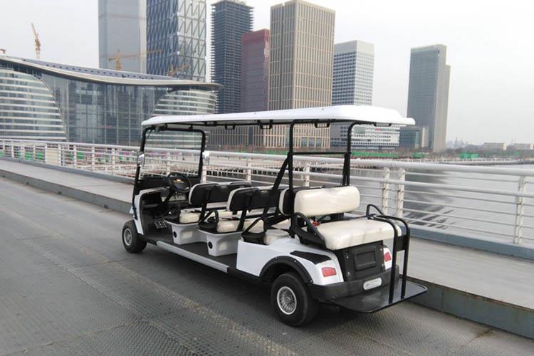 方向盤在中間位置，使電動觀光車處于水平直線行使位置