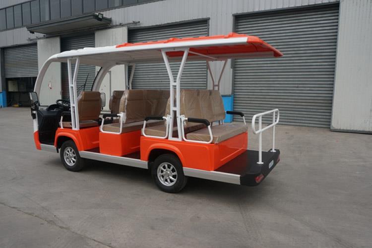 車輛后側裝有防護欄及鏈條，乘坐可靠