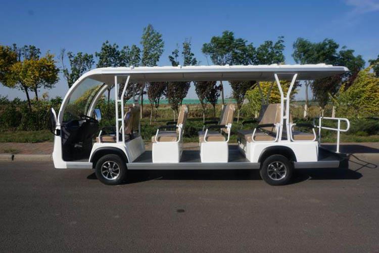 十四座電動觀光車形狀美觀時尚、設(shè)計新奇、裝飾精致乘座安全恬靜，具有零排放和低噪音等優(yōu)點